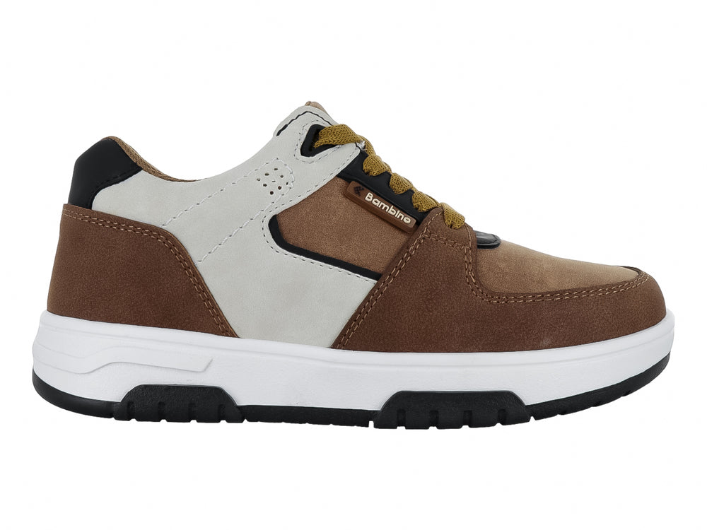 Tenis infantiles color café y blanco con cordones mostaza y suela blanca y negra.