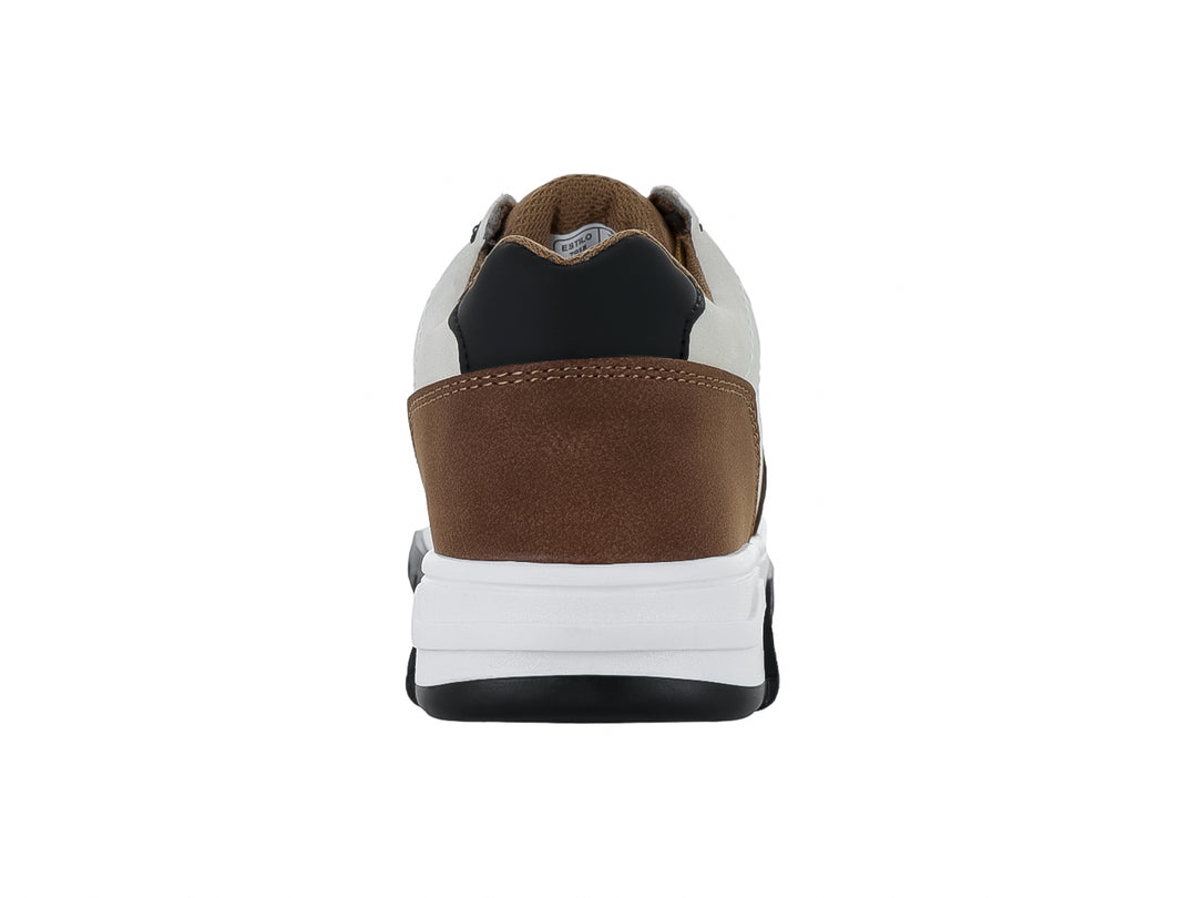 Tenis infantiles color café y blanco con cordones mostaza y suela blanca y negra.