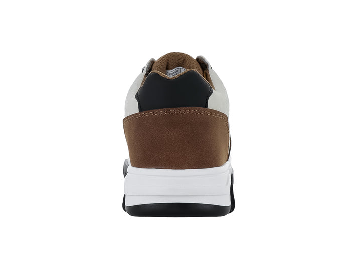 Tenis infantiles color café y blanco con cordones mostaza y suela blanca y negra.