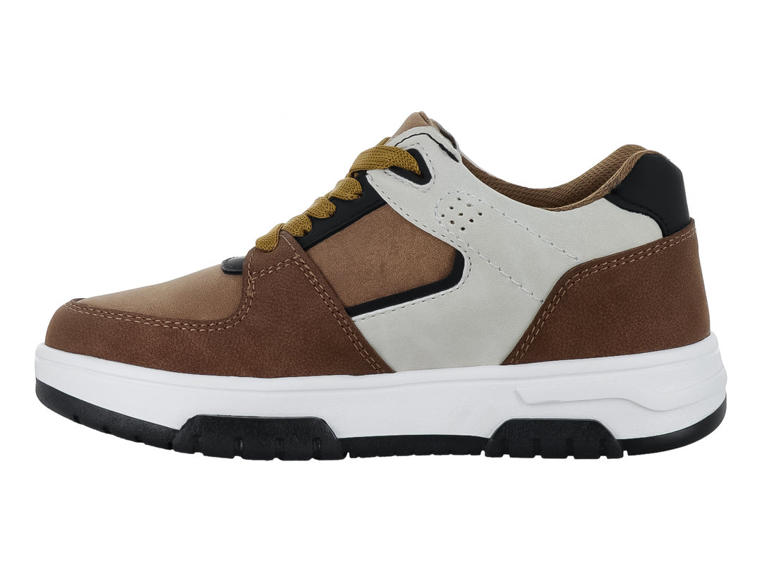Tenis infantiles color café y blanco con cordones mostaza y suela blanca y negra.
