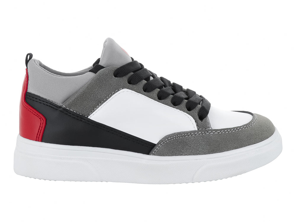 Tenis infantiles en colores blanco, gris y negro con detalles en rojo y suela blanca.