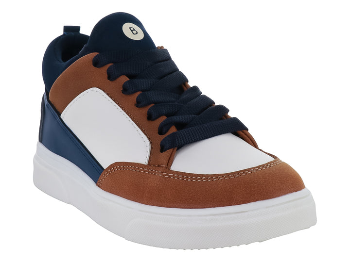 Tenis infantiles en colores camel, blanco y azul marino con suela blanca y agujetas.
