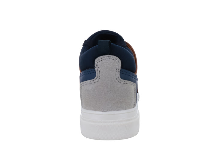 Tenis infantiles en colores camel, blanco y azul marino con suela blanca y agujetas.