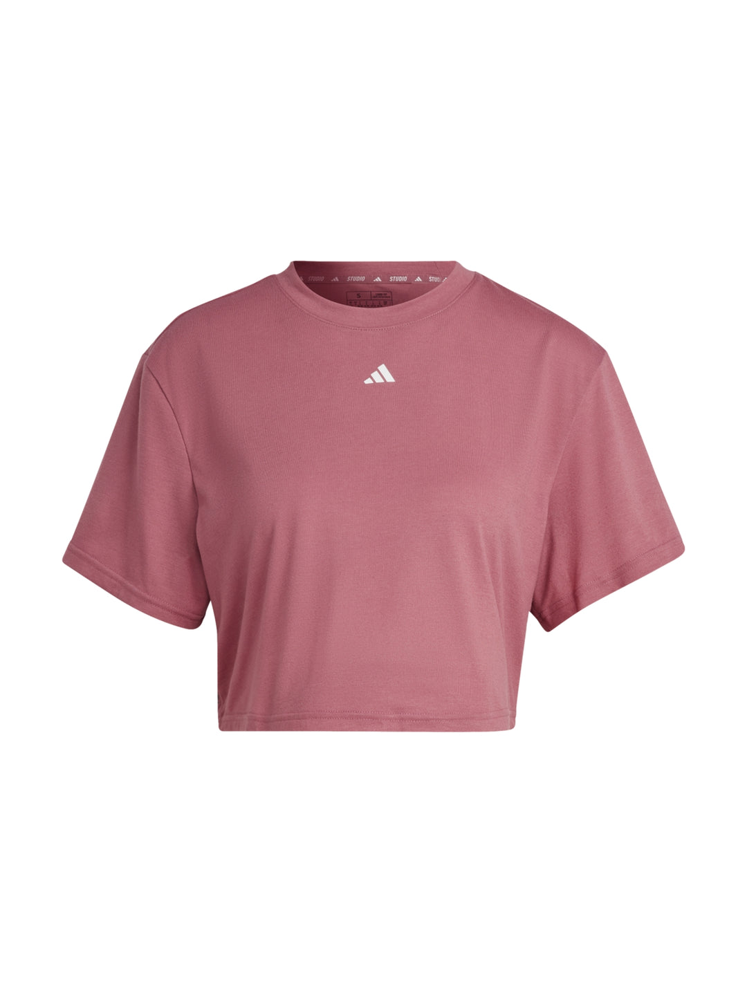 Mujer usando camiseta corta rosa Adidas y leggings negros.