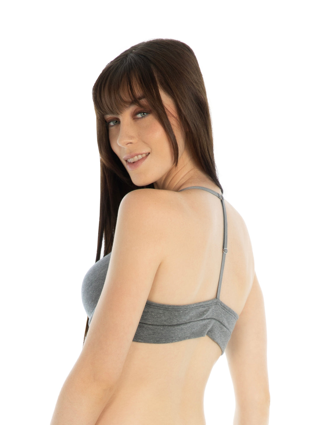 Mujer vistiendo un brasier color gris jaspeado de estilo básico.