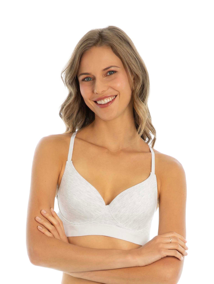 Mujer vistiendo un brasier liso de color gris claro jaspeado.