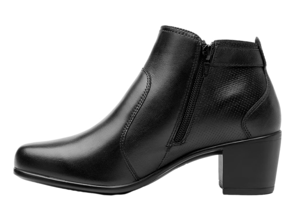 Botín negro de cuero con tacón cuadrado y detalle de hebilla lateral.