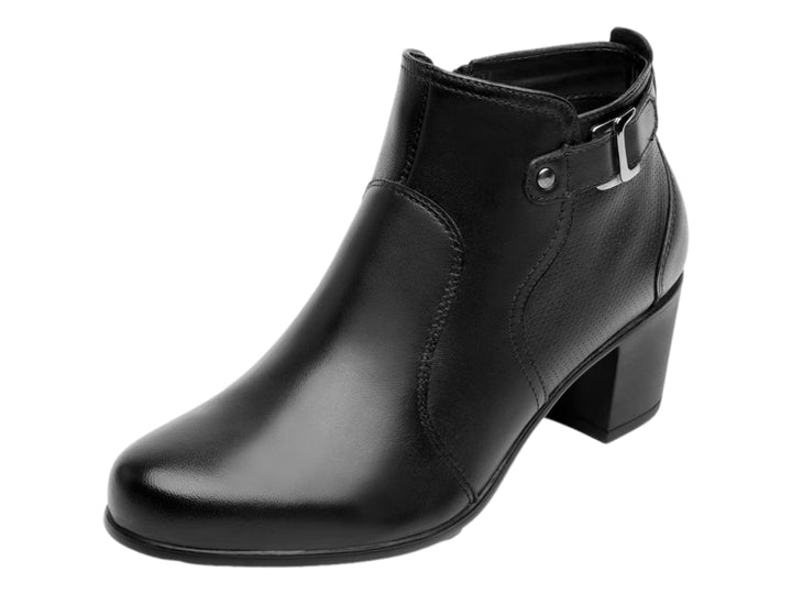 Botín negro de cuero con tacón cuadrado y detalle de hebilla lateral.