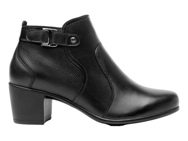 Botín negro de cuero con tacón cuadrado y detalle de hebilla lateral.