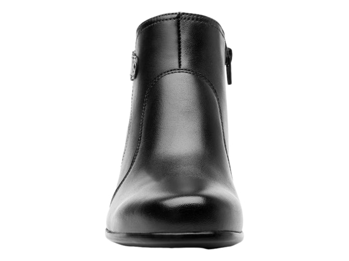 Botín negro de cuero con tacón cuadrado y detalle de hebilla lateral.