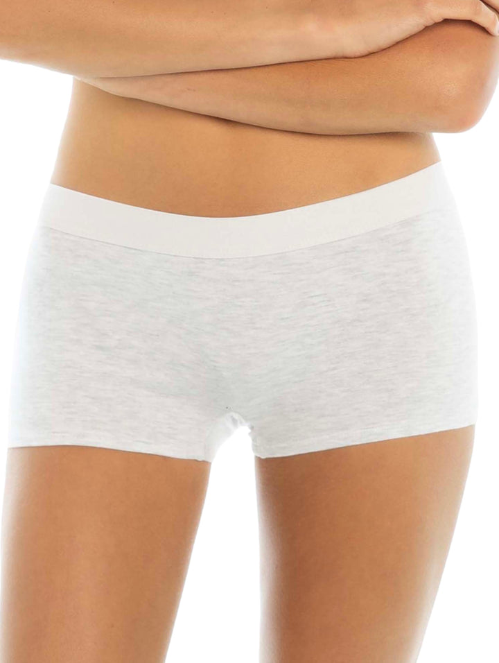 Mujer vistiendo boxer de ropa interior en color gris claro jaspeado con cintura blanca.