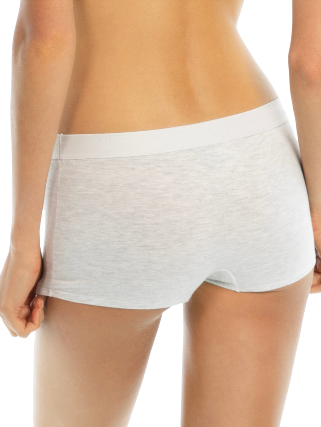 Mujer vistiendo boxer de ropa interior en color gris claro jaspeado con cintura blanca.