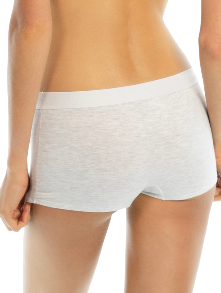 Mujer vistiendo boxer de ropa interior en color gris claro jaspeado con cintura blanca.