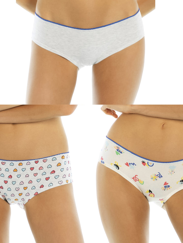 Set de tres calzones tipo bikini para mujer en colores blanco, uno sólido y dos con estampados coloridos.