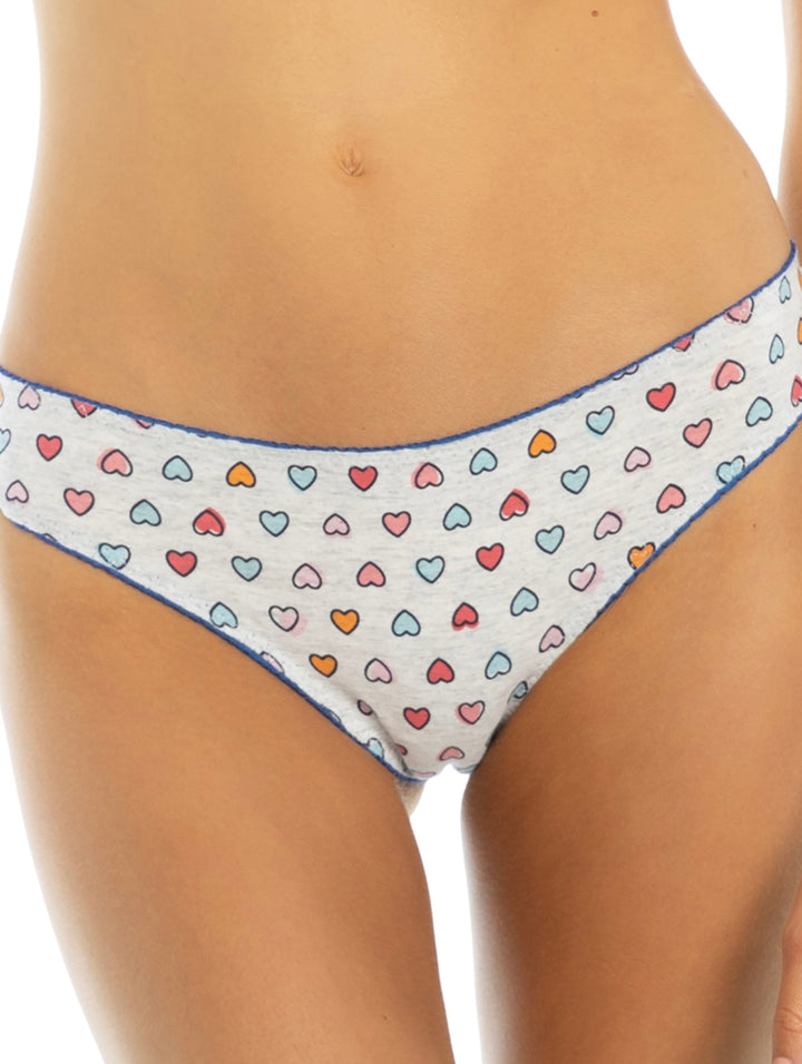 Set de tres calzones tipo bikini para mujer en colores blanco, uno sólido y dos con estampados coloridos.