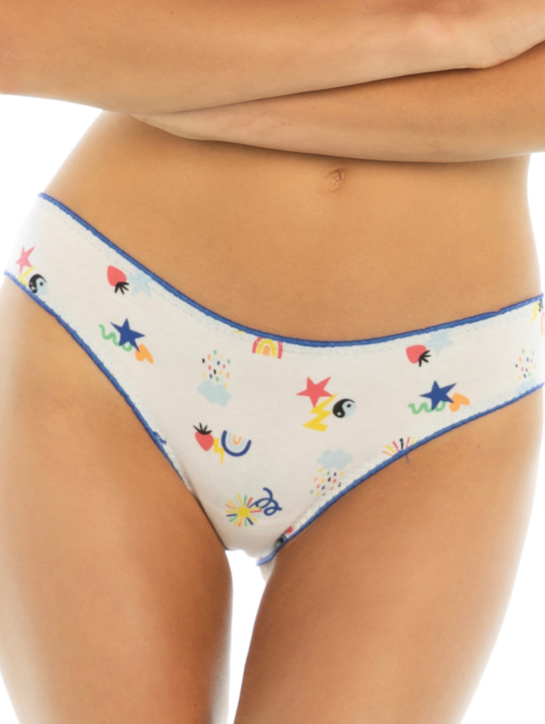 Set de tres calzones tipo bikini para mujer en colores blanco, uno sólido y dos con estampados coloridos.