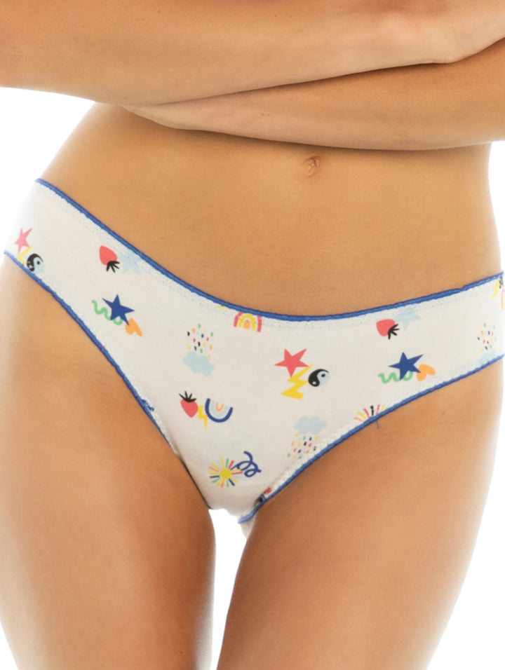 Set de tres calzones tipo bikini para mujer en colores blanco, uno sólido y dos con estampados coloridos.