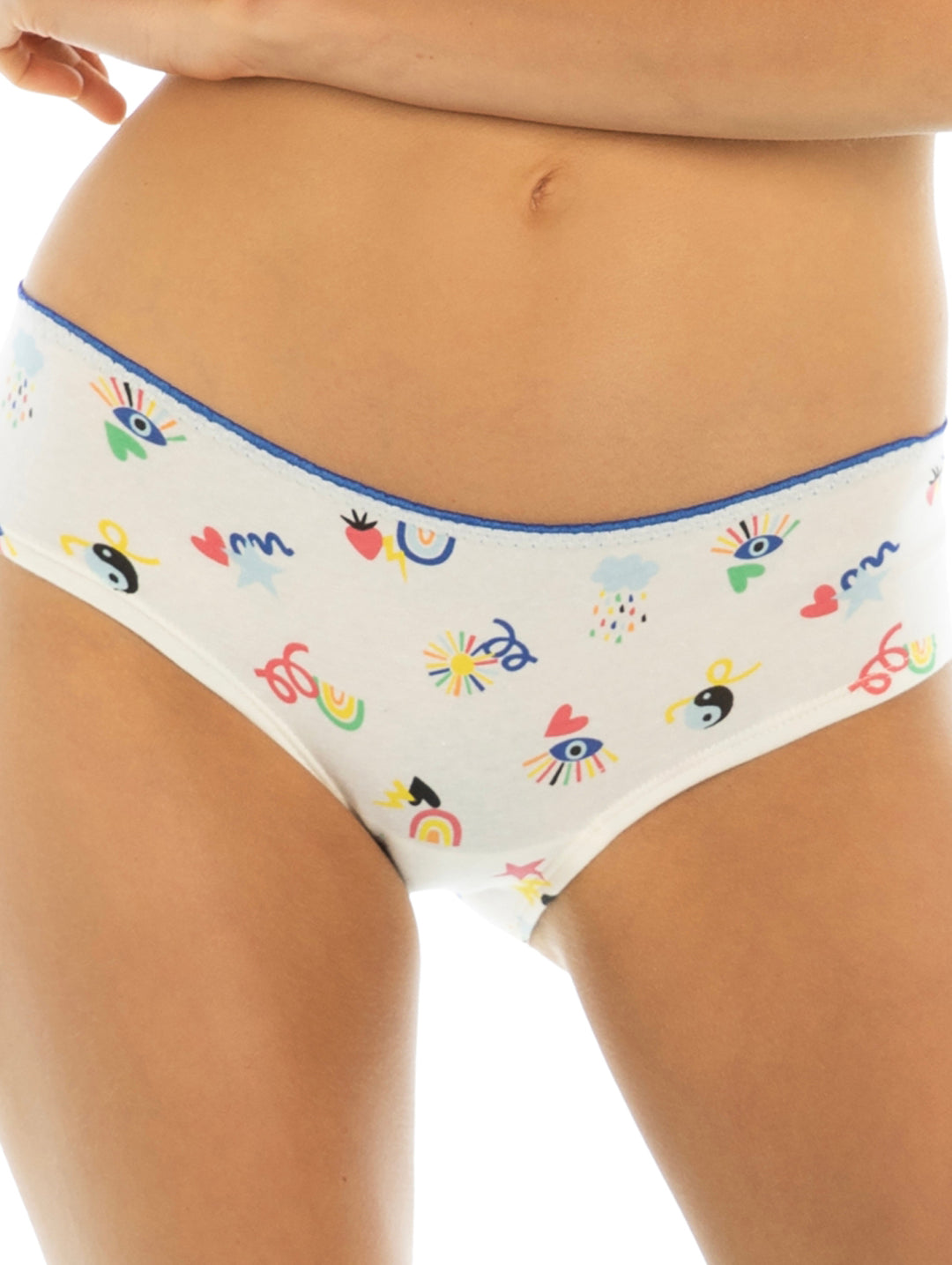 Pack de 3 bragas blancas para mujer con detalles en azul y estampados de corazones y figuras coloridas.