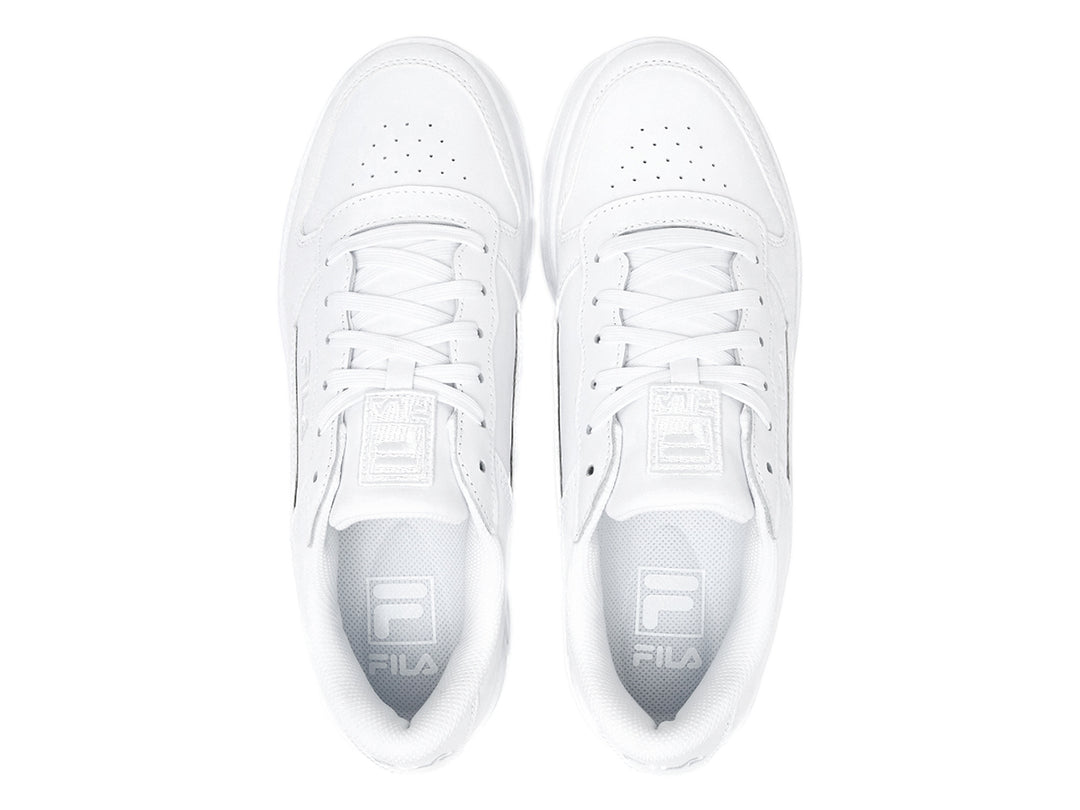Tenis deportivos FILA para niño en color blanco total con suela ancha y detalles en relieve.