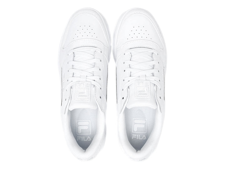 Tenis deportivos FILA para niño en color blanco total con suela ancha y detalles en relieve.