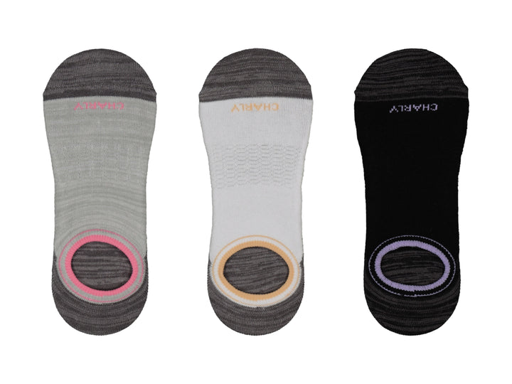 Set de tres pares de calcetines deportivos Charly en colores gris, blanco y negro con detalles en colores brillantes.