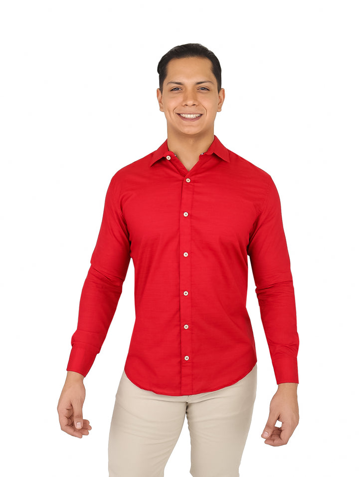 Hombre vistiendo una camisa roja de manga larga con botones y pantalones color beige.