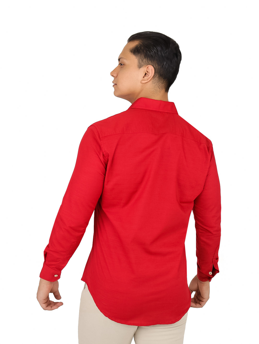Hombre vistiendo una camisa roja de manga larga con botones y pantalones color beige.