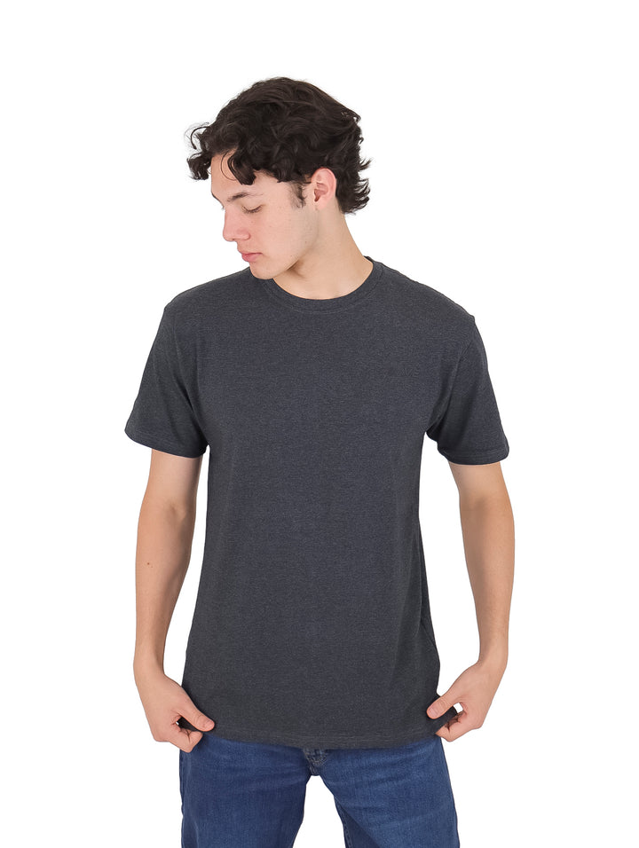 Hombre vistiendo una playera de manga corta color gris oscuro charcoal de cuello redondo.