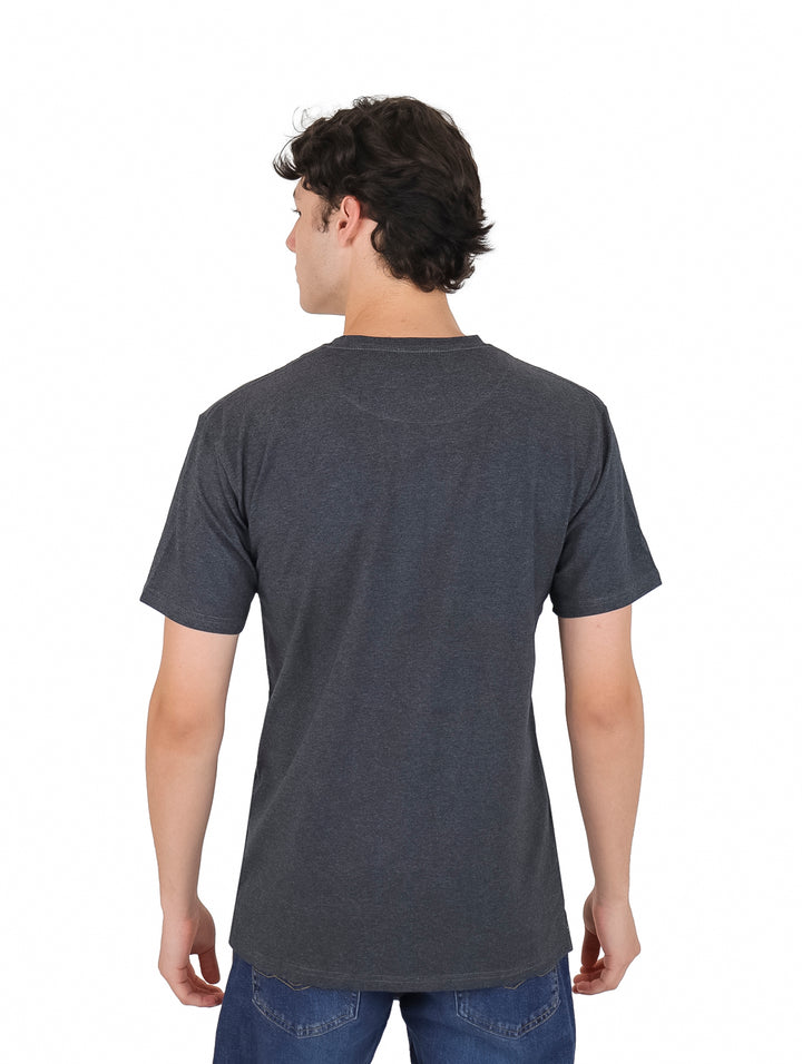 Hombre vistiendo una playera de manga corta color gris oscuro charcoal de cuello redondo.