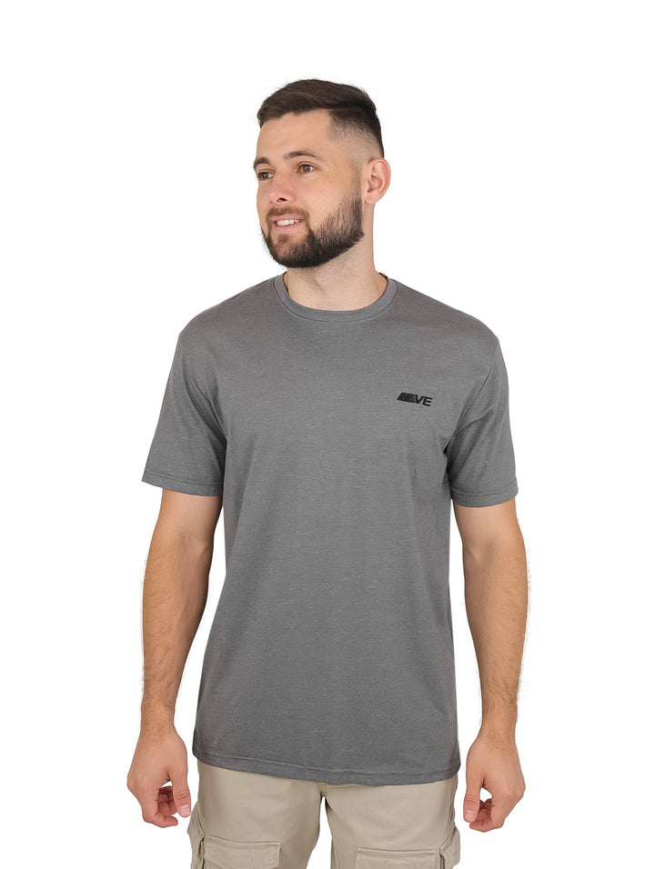 Hombre vistiendo una playera de color gris slub con cuello redondo y manga corta de la marca Vertical Eagle.