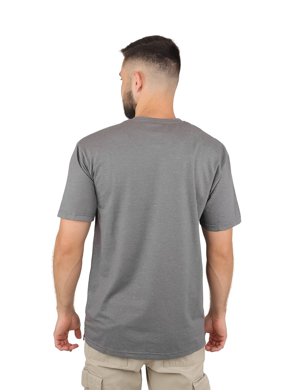 Hombre vistiendo una playera de color gris slub con cuello redondo y manga corta de la marca Vertical Eagle.