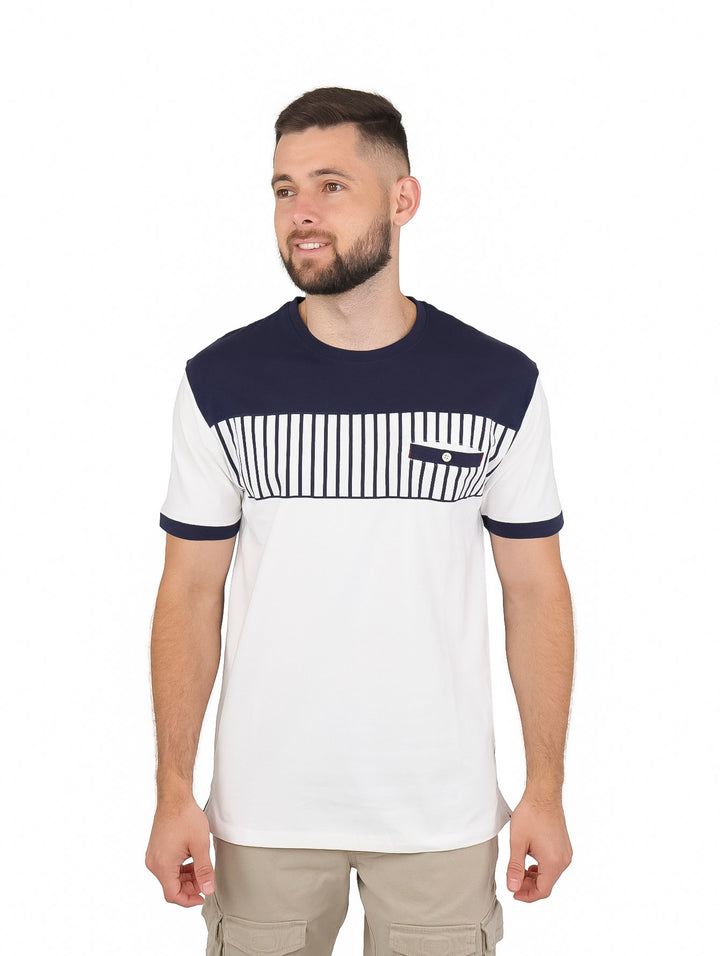 Hombre vistiendo playera blanca con panel superior azul marino y rayas verticales.