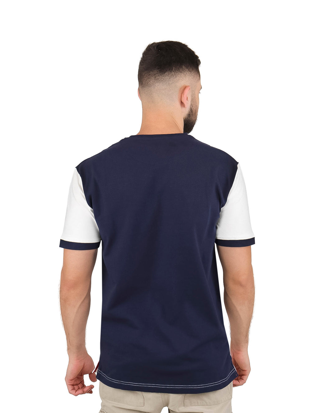 Hombre vistiendo playera blanca con panel superior azul marino y rayas verticales.
