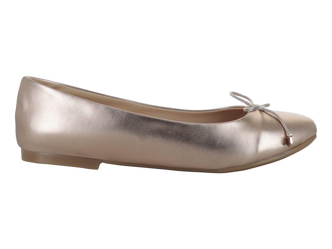 Zapato tipo ballerina color oro rosado con acabado metálico y detalle de moño.