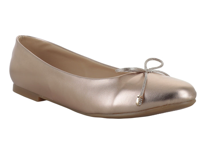 Zapato tipo ballerina color oro rosado con acabado metálico y detalle de moño.