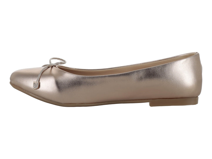 Zapato tipo ballerina color oro rosado con acabado metálico y detalle de moño.