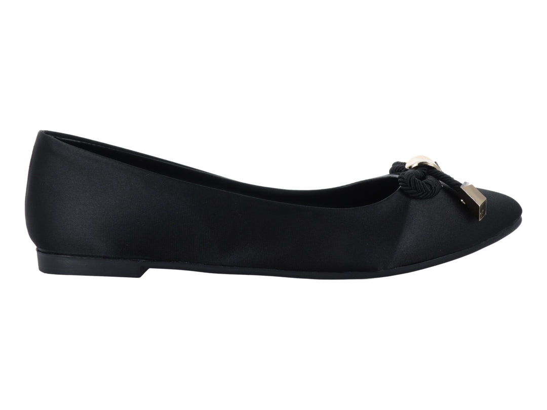 Zapato tipo ballerina color negro con detalle de nudo y adorno dorado en la punta.