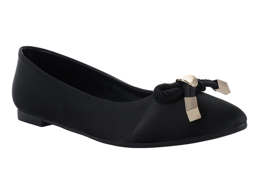 Zapato tipo ballerina color negro con detalle de nudo y adorno dorado en la punta.