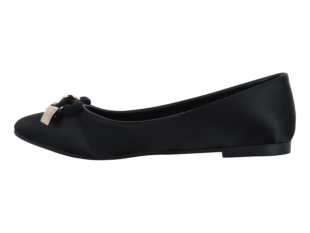 Zapato tipo ballerina color negro con detalle de nudo y adorno dorado en la punta.