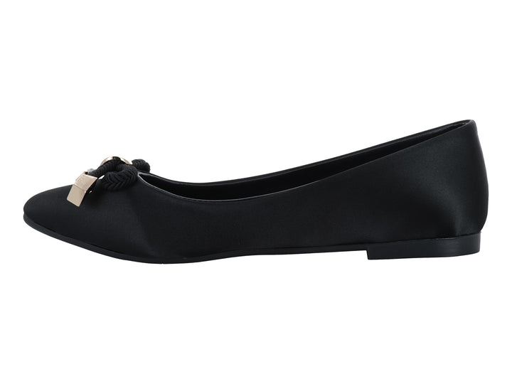 Zapato tipo ballerina color negro con detalle de nudo y adorno dorado en la punta.