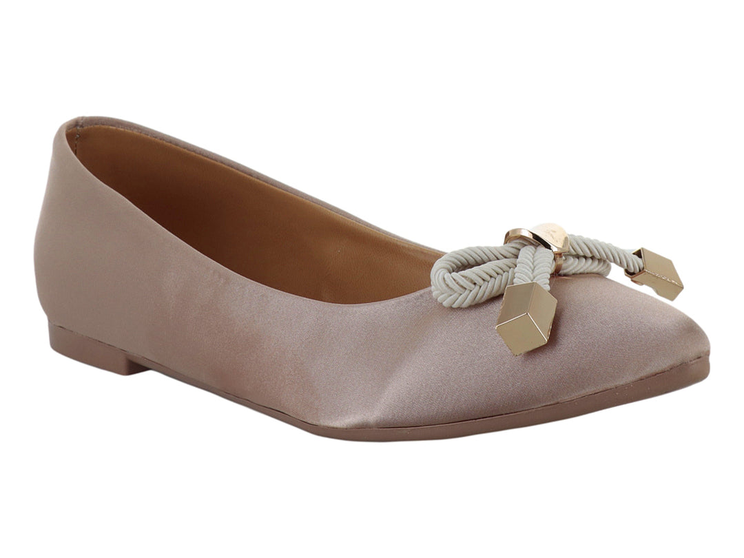 Zapato plano color nude con un nudo decorativo y herrajes dorados en la punta.