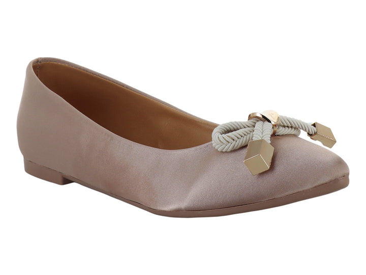 Zapato plano color nude con un nudo decorativo y herrajes dorados en la punta.