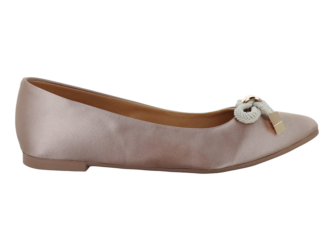 Zapato plano color nude con un nudo decorativo y herrajes dorados en la punta.