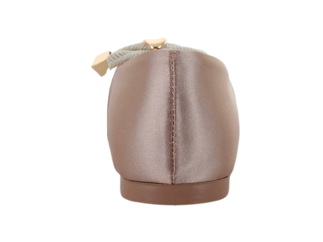 Zapato plano color nude con un nudo decorativo y herrajes dorados en la punta.