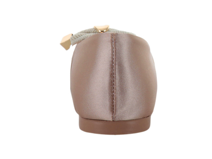 Zapato plano color nude con un nudo decorativo y herrajes dorados en la punta.