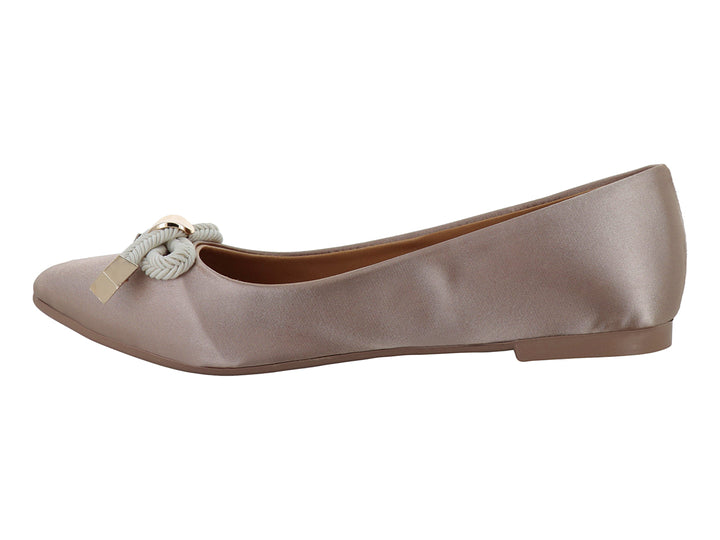 Zapato plano color nude con un nudo decorativo y herrajes dorados en la punta.