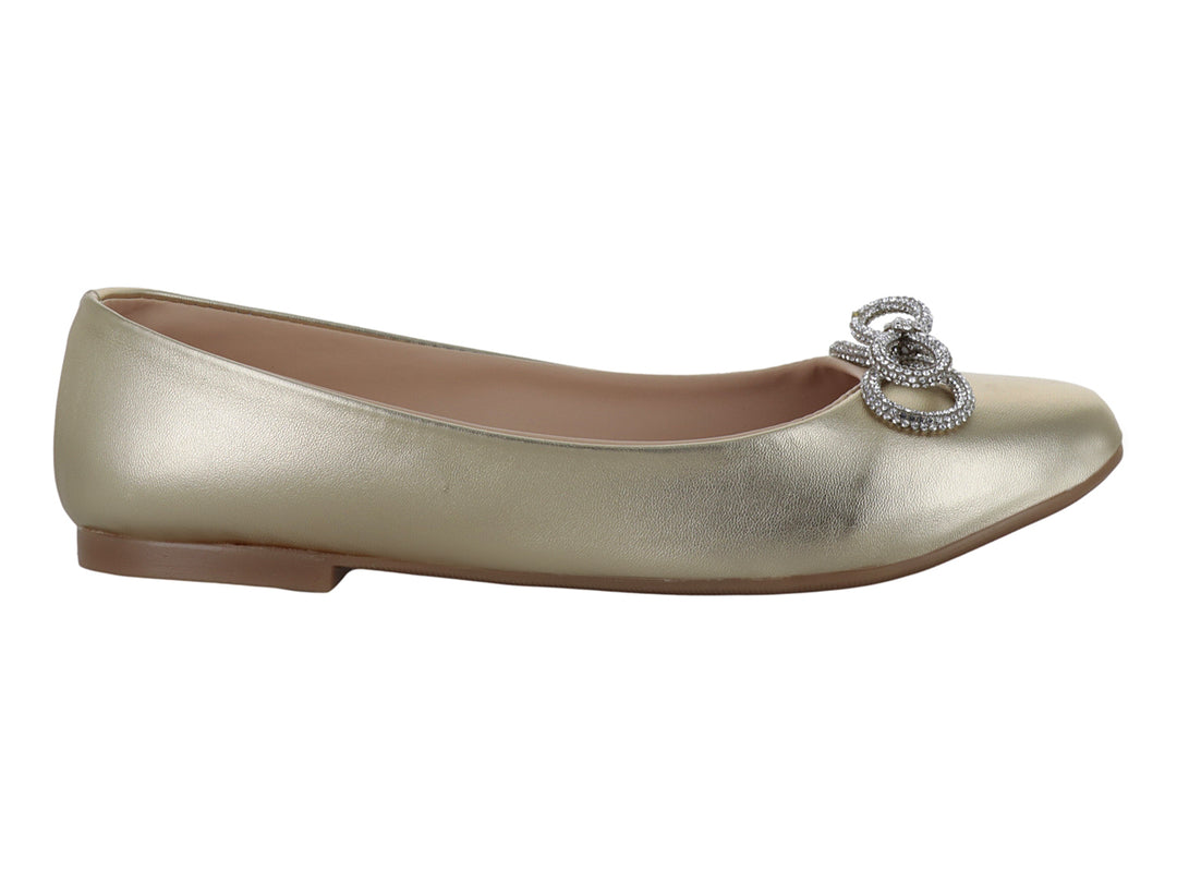 Zapatos planos color oro inglés con detalle de broche circular brillante en la parte frontal para mujer.