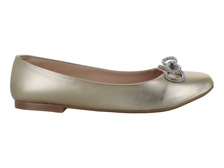 Zapatos planos color oro inglés con detalle de broche circular brillante en la parte frontal para mujer.