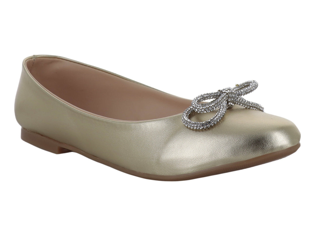Zapatos planos color oro inglés con detalle de broche circular brillante en la parte frontal para mujer.