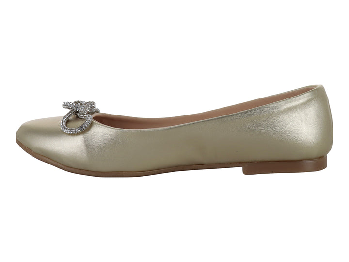 Zapatos planos color oro inglés con detalle de broche circular brillante en la parte frontal para mujer.